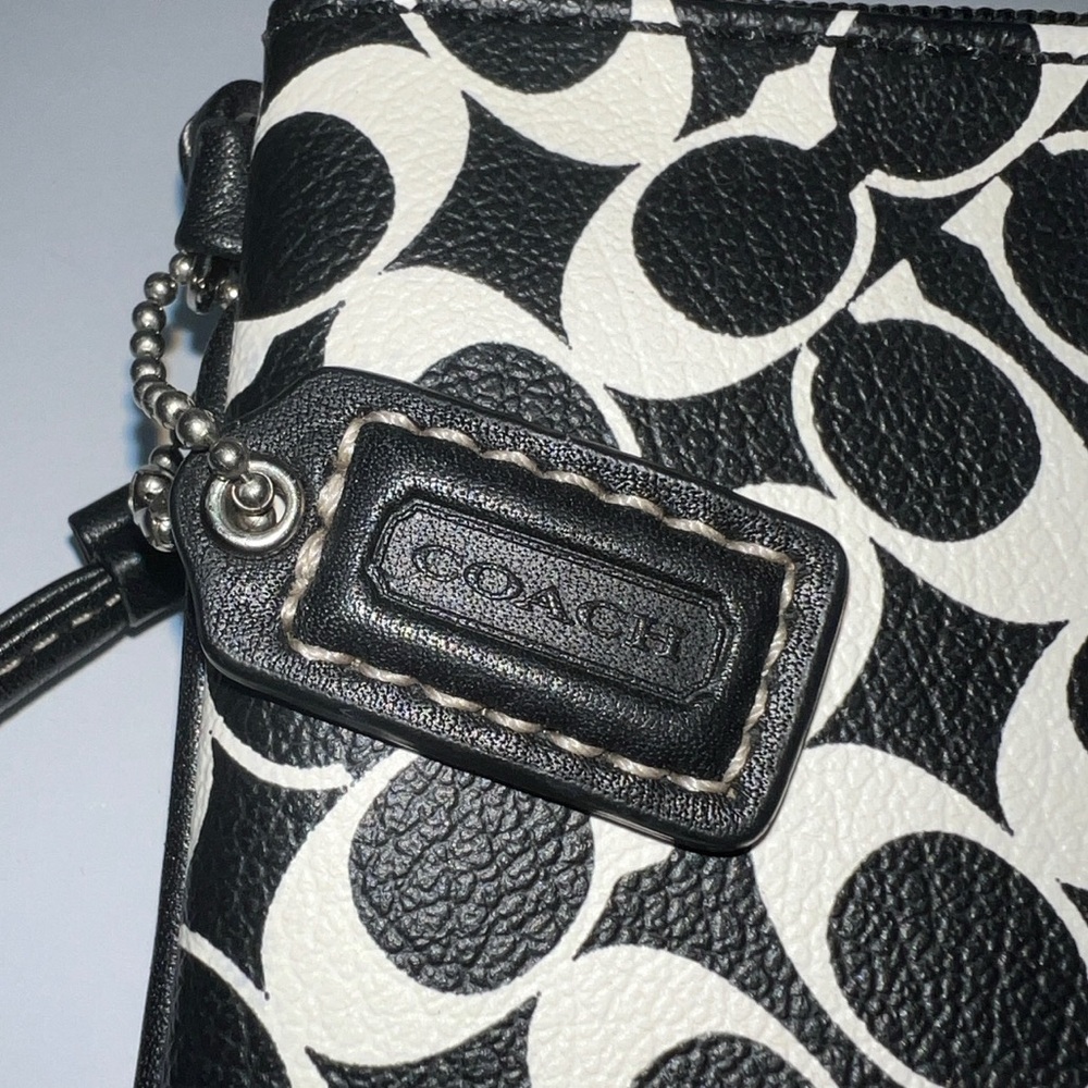 NWOT Coach Black & White Monogram Wristlet - Picture 3 of 7
